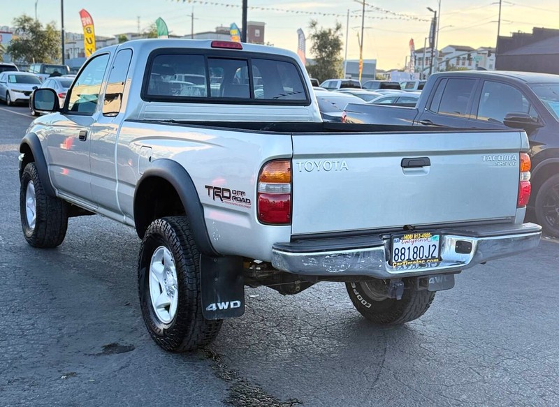 Toyota Tacoma Vehicle Full-screen Gallery Image 14