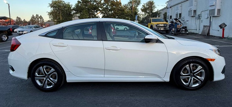Honda Civic Sedan Vehicle Full-screen Gallery Image 05