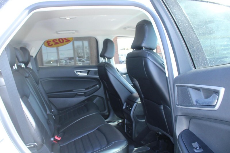 Ford Edge Vehicle Full-screen Gallery Image 09