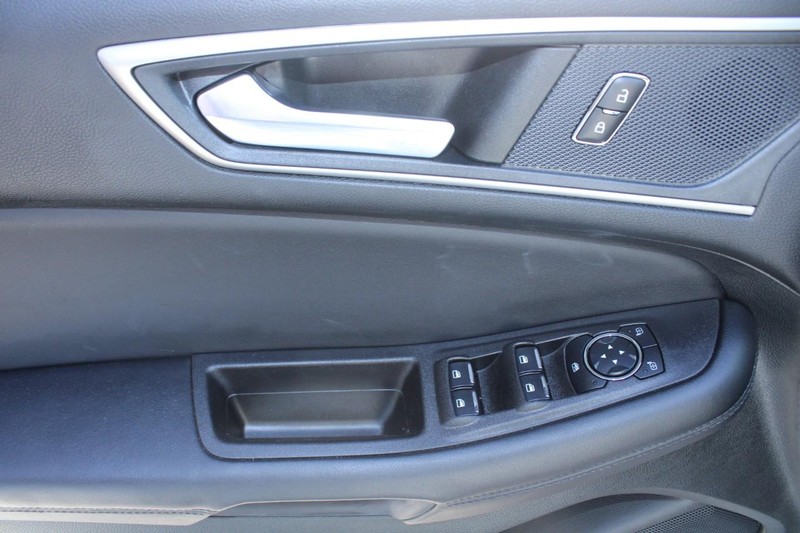 Ford Edge Vehicle Full-screen Gallery Image 14