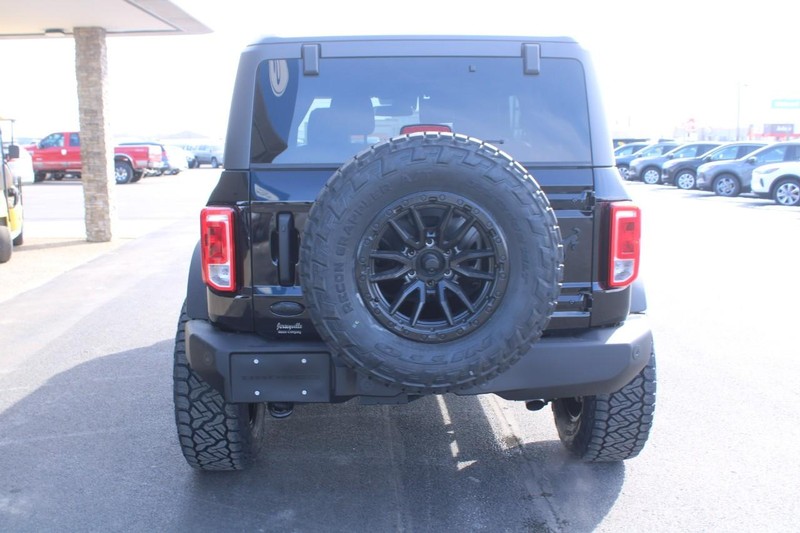 Ford Bronco Vehicle Full-screen Gallery Image 04