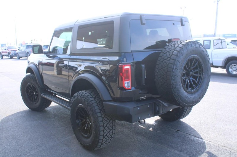 Ford Bronco Vehicle Full-screen Gallery Image 05