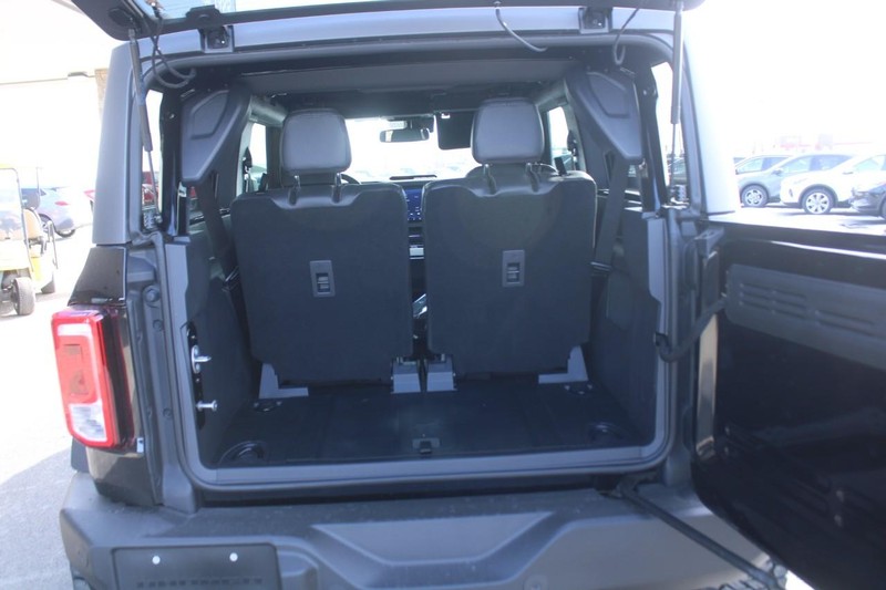 Ford Bronco Vehicle Full-screen Gallery Image 06