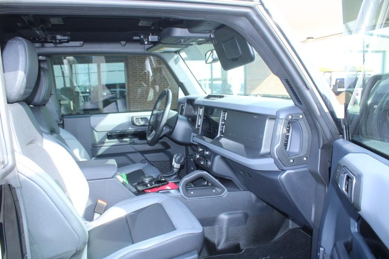 Ford Bronco Vehicle Full-screen Gallery Image 09