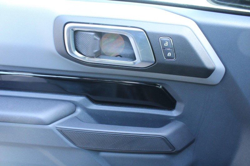 Ford Bronco Vehicle Full-screen Gallery Image 13