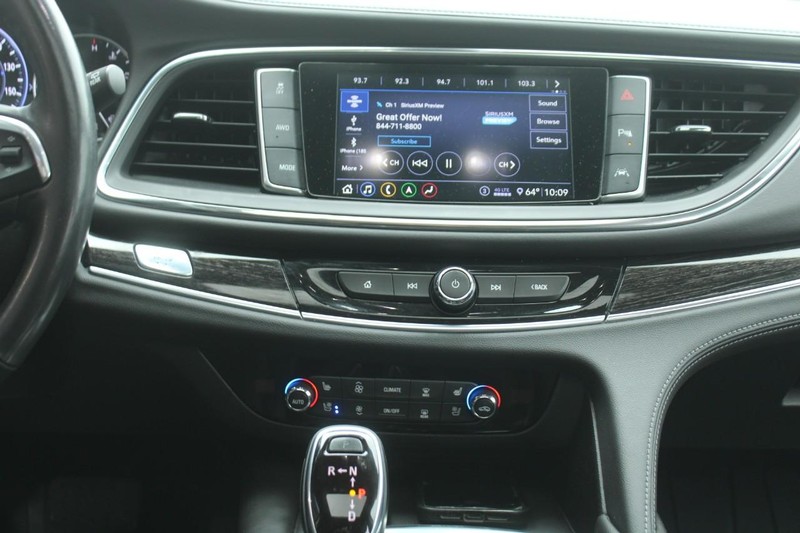 Buick Enclave Vehicle Full-screen Gallery Image 12