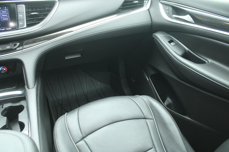 Buick Enclave Vehicle Full-screen Gallery Image 13