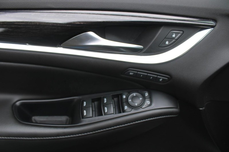 Buick Enclave Vehicle Full-screen Gallery Image 14