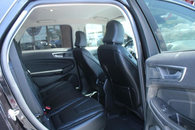 Ford Edge Vehicle Full-screen Gallery Image 09