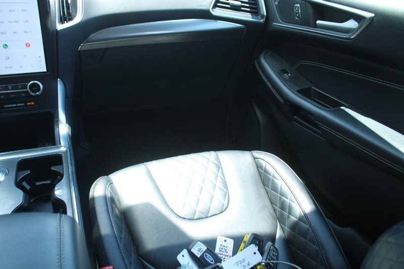 Ford Edge Vehicle Full-screen Gallery Image 13