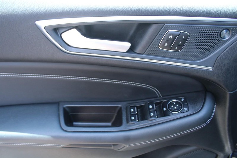 Ford Edge Vehicle Full-screen Gallery Image 14