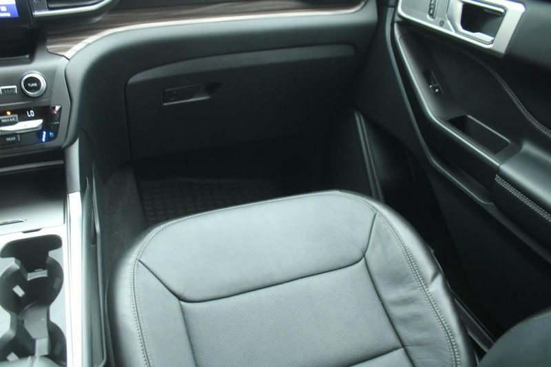 Ford Explorer Vehicle Full-screen Gallery Image 12
