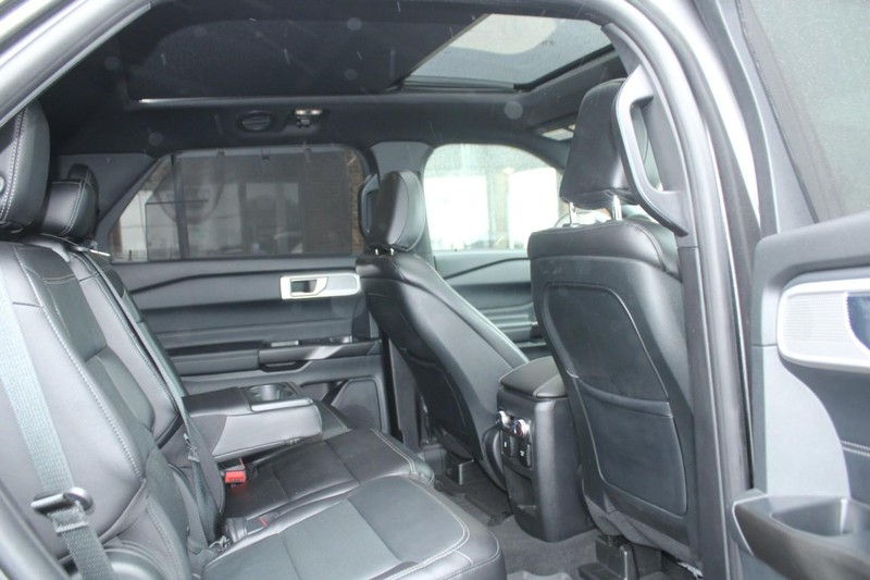Ford Explorer Vehicle Full-screen Gallery Image 13