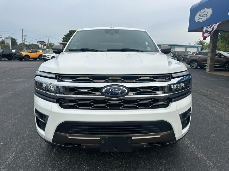 Ford Expedition Max Vehicle Full-screen Gallery Image 09