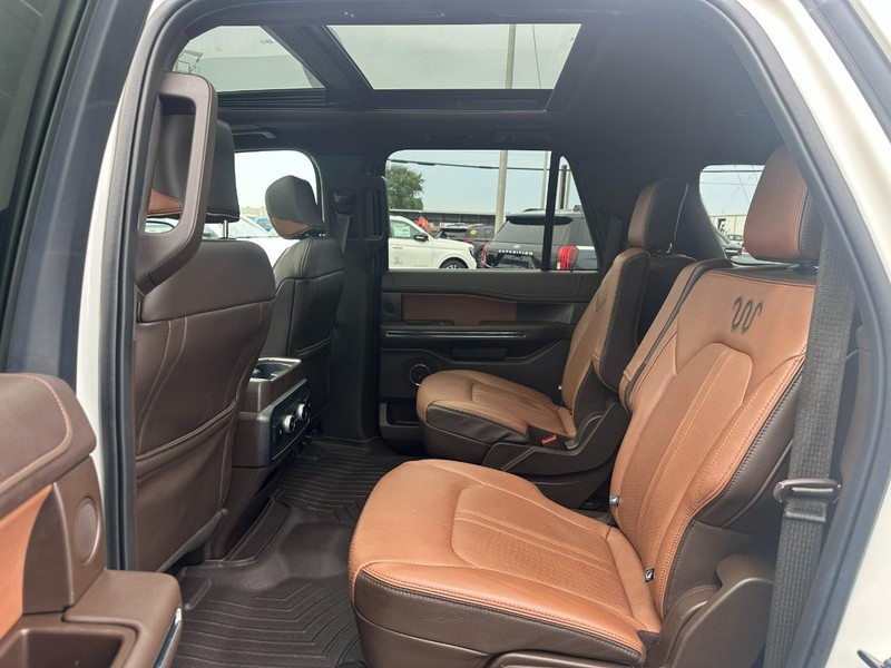 Ford Expedition Max Vehicle Full-screen Gallery Image 10