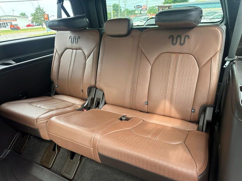 Ford Expedition Max Vehicle Full-screen Gallery Image 11