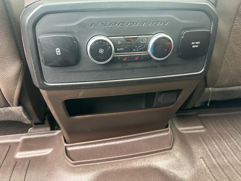 Ford Expedition Max Vehicle Full-screen Gallery Image 12