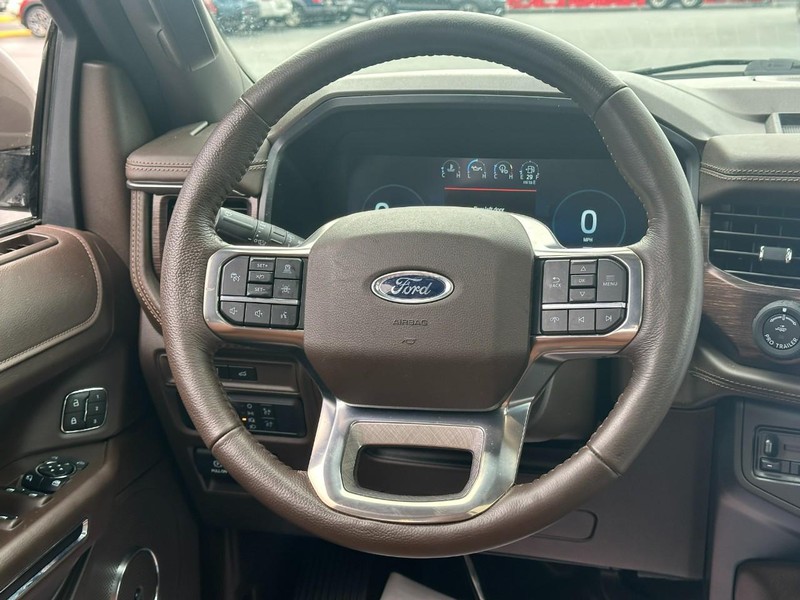 Ford Expedition Max Vehicle Full-screen Gallery Image 15