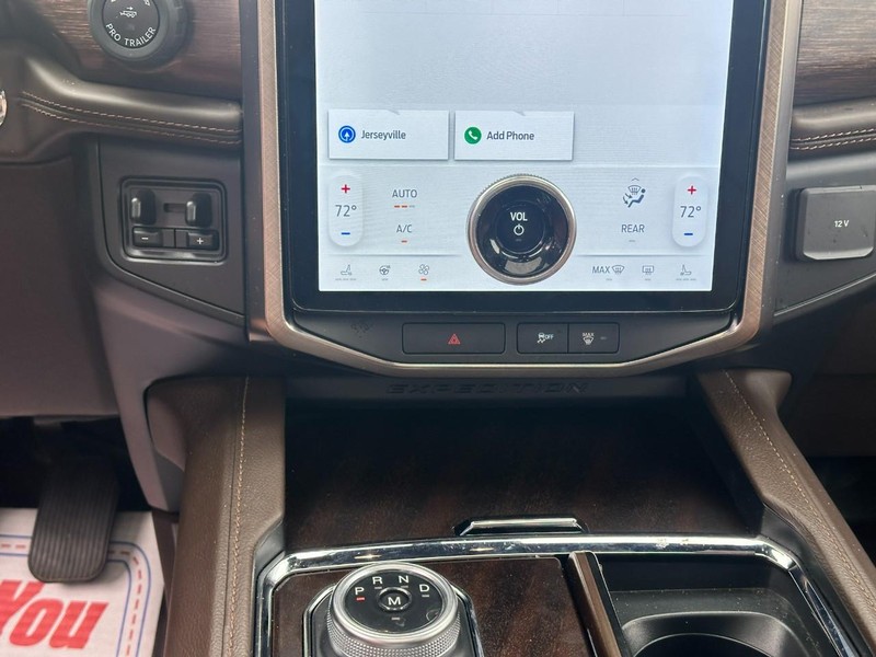 Ford Expedition Max Vehicle Full-screen Gallery Image 17