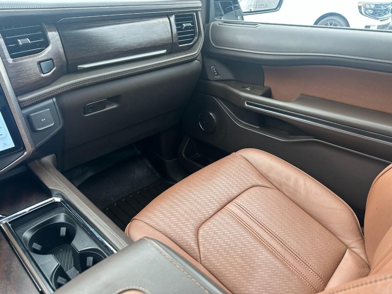 Ford Expedition Max Vehicle Full-screen Gallery Image 18