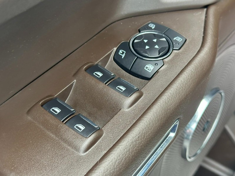 Ford Expedition Max Vehicle Full-screen Gallery Image 19