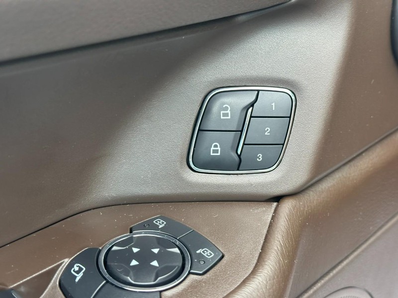 Ford Expedition Max Vehicle Full-screen Gallery Image 20