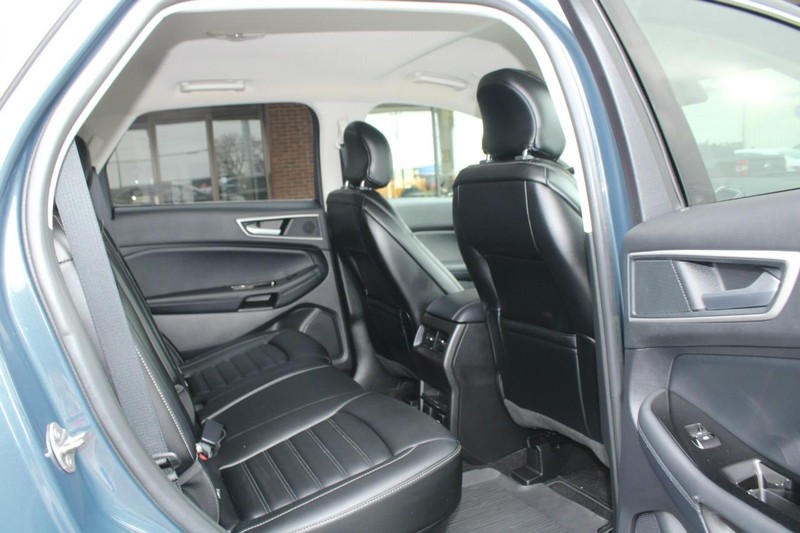 Ford Edge Vehicle Full-screen Gallery Image 09