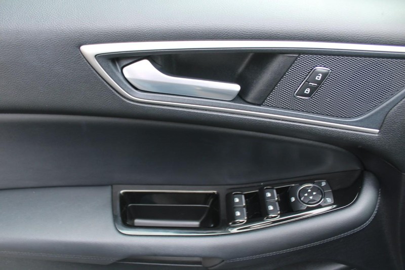 Ford Edge Vehicle Full-screen Gallery Image 14