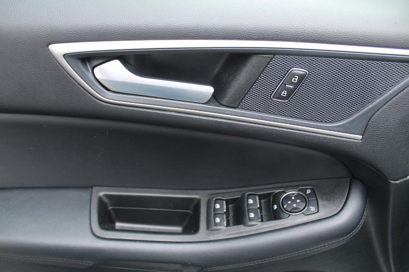 Ford Edge Vehicle Full-screen Gallery Image 14