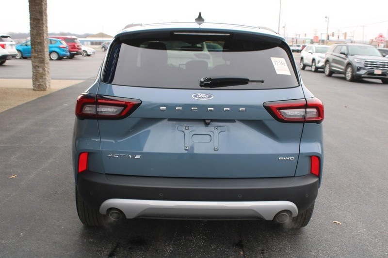 Ford Escape Vehicle Full-screen Gallery Image 04