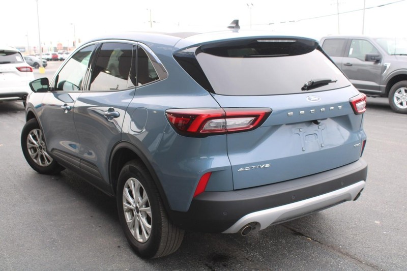 Ford Escape Vehicle Full-screen Gallery Image 05