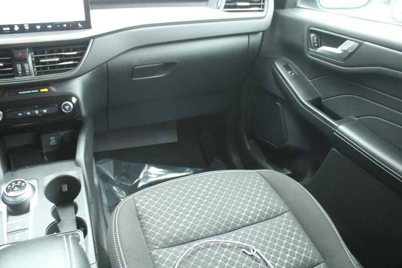 Ford Escape Vehicle Full-screen Gallery Image 13