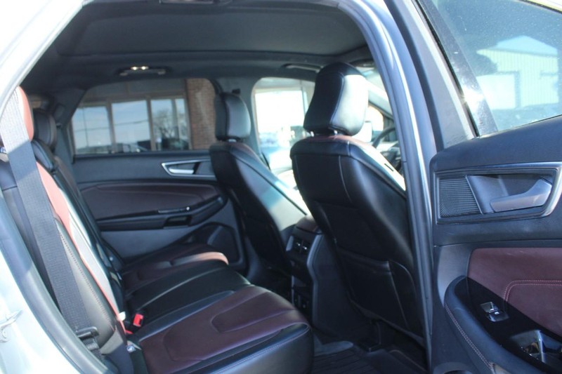 Ford Edge Vehicle Full-screen Gallery Image 09
