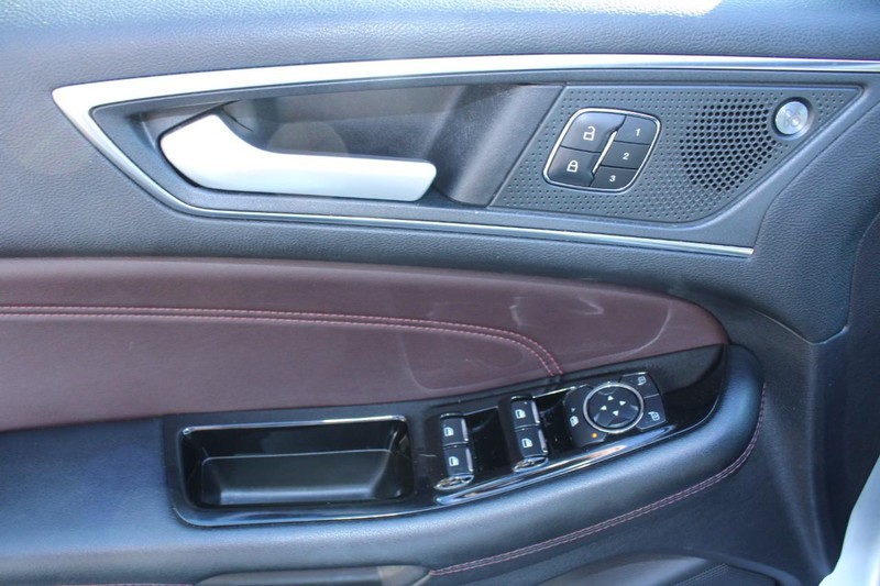 Ford Edge Vehicle Full-screen Gallery Image 14