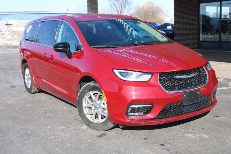 Chrysler Pacifica Vehicle Full-screen Gallery Image 02