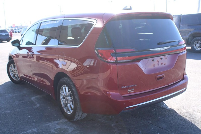 Chrysler Pacifica Vehicle Full-screen Gallery Image 05