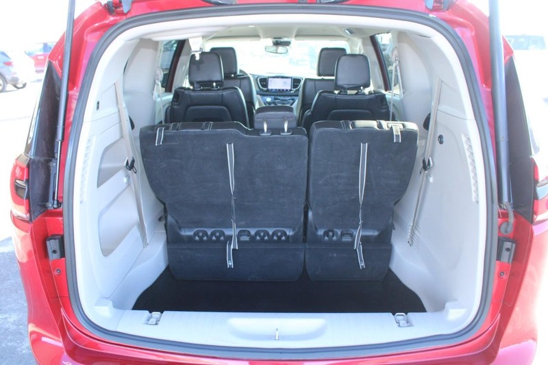 Chrysler Pacifica Vehicle Full-screen Gallery Image 06