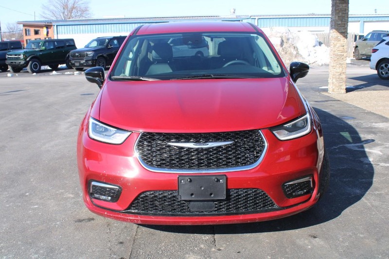 Chrysler Pacifica Vehicle Full-screen Gallery Image 08