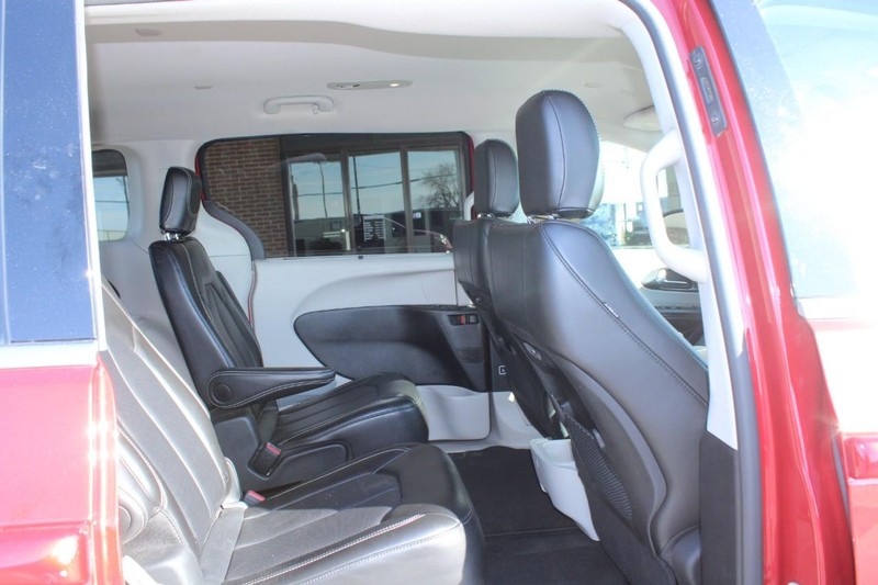 Chrysler Pacifica Vehicle Full-screen Gallery Image 09