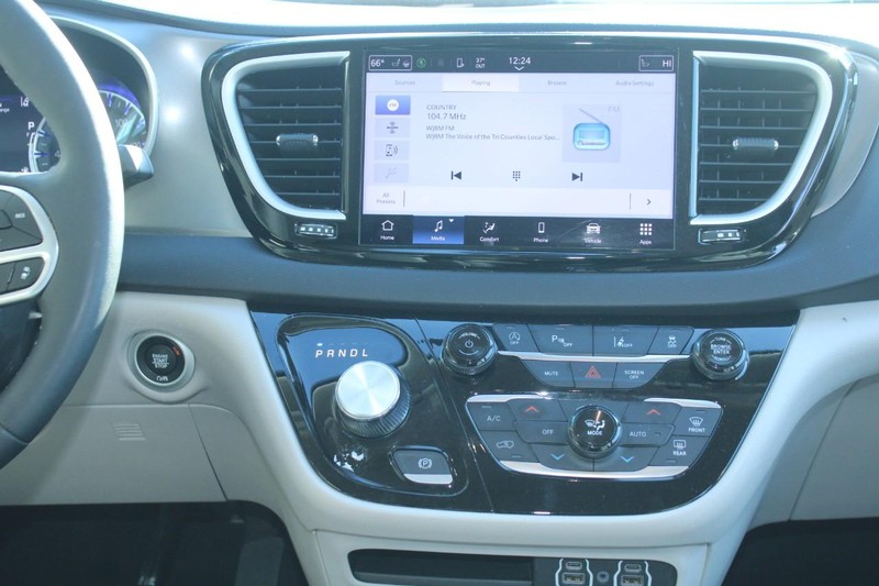 Chrysler Pacifica Vehicle Full-screen Gallery Image 12