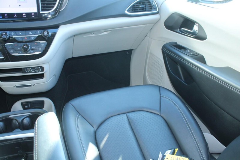 Chrysler Pacifica Vehicle Full-screen Gallery Image 13