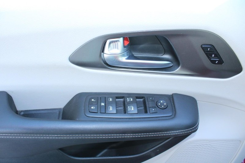 Chrysler Pacifica Vehicle Full-screen Gallery Image 14