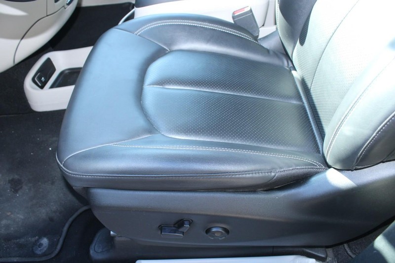 Chrysler Pacifica Vehicle Full-screen Gallery Image 15