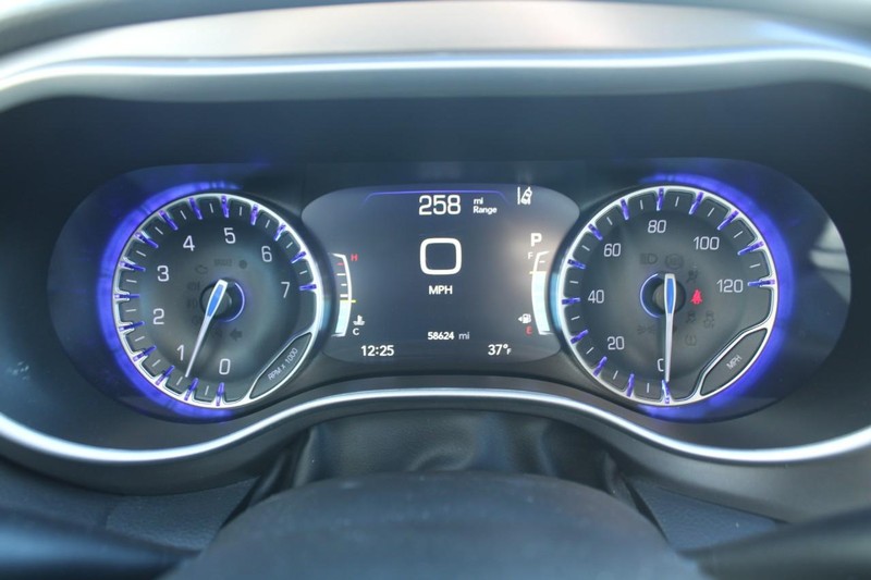 Chrysler Pacifica Vehicle Full-screen Gallery Image 17