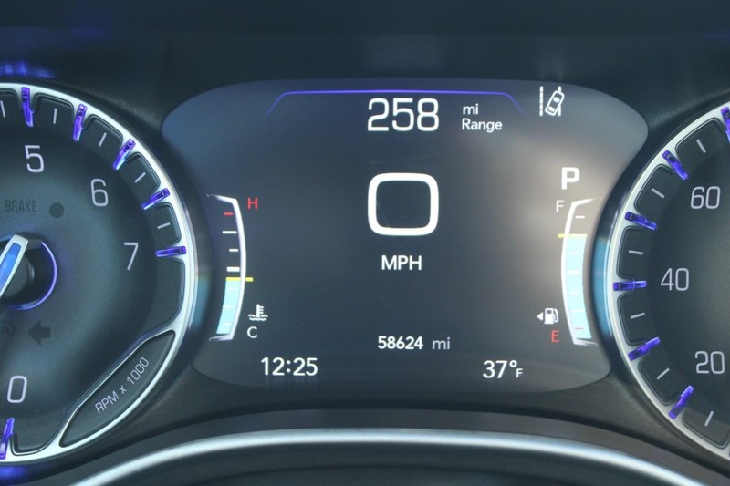 Chrysler Pacifica Vehicle Full-screen Gallery Image 18