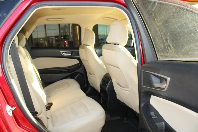 Ford Edge Vehicle Full-screen Gallery Image 09