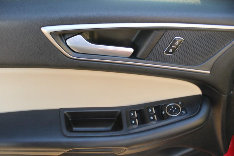 Ford Edge Vehicle Full-screen Gallery Image 14