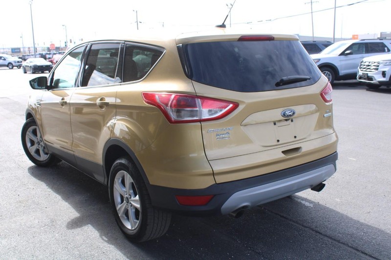Ford Escape Vehicle Full-screen Gallery Image 05