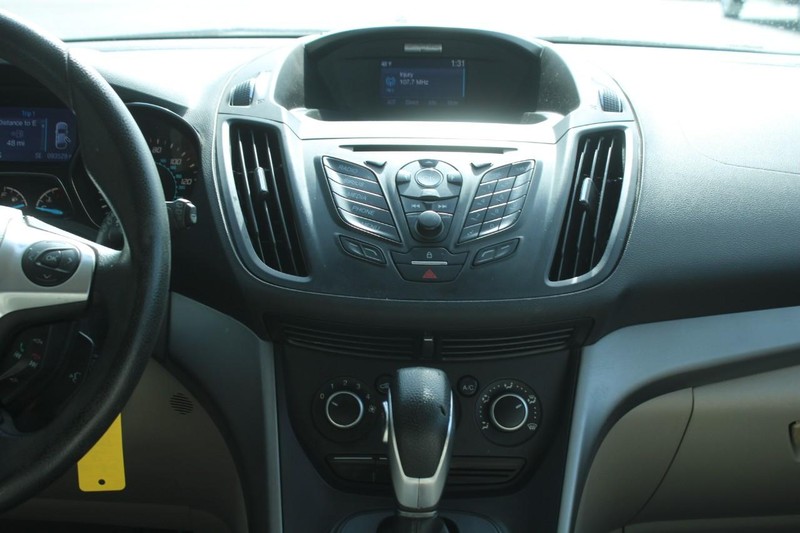 Ford Escape Vehicle Full-screen Gallery Image 12