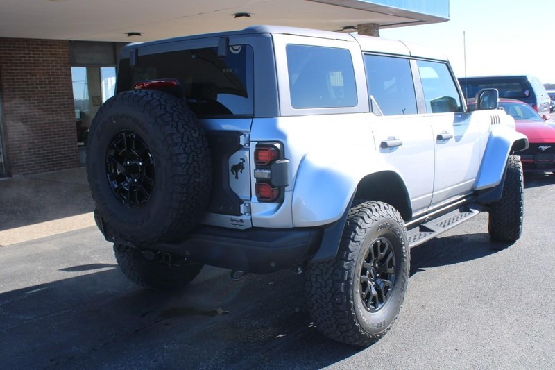 Ford Bronco Vehicle Full-screen Gallery Image 03